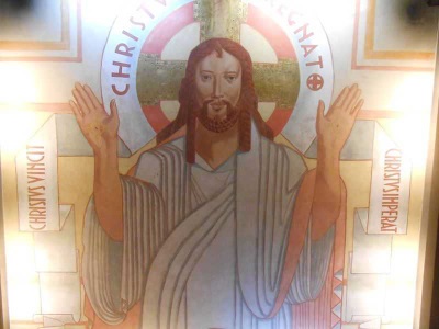 Le Christ au centre du plafond de la crypte (© Jérôme Bohl).