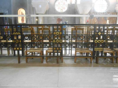 Les grilles de Dubuc : Table de communion du Choeur déplacé contre le-bas-côté sud, réalisée par R. Dubuc (© Jérôme Bohl).