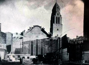 Vue de la façade postérieure de la première partie de l'église, après démolition de l'ancienne, 1936 (© AHAP, 1D- 3D).