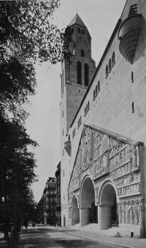 Photographie de la façade peu après son achèvement, 1935 (© A. Goissaud, «La nouvelle église Saint-Pierre de Chaillot à Paris », La construction moderne, 46, 1935, p.999).