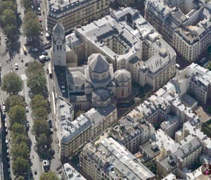 Vue aérienne de l'église (© Document .pdf de S. Texier, L'architecture religieuse au XXe siècle, http:/ /www.paris-belleville.archi.fr/UserFiles/Edif icesReligieux/2013-05-22_ 20004_Simon 20Texier.pdf, p.23).