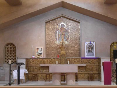 Vue du retable du maître-autel placé dans la crypte (© Jérôme Bohl).