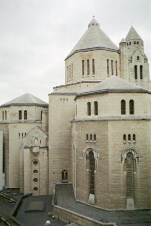 L’eglise vue de la rue de Chaillot