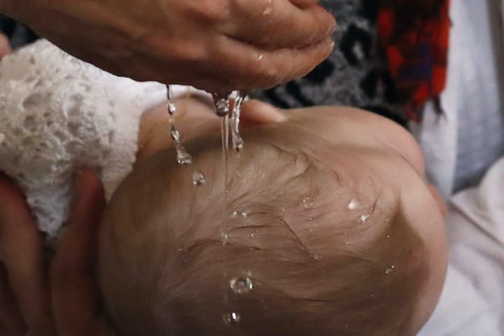 Baptême catholique. Église Saint-Nicolas de Veroce