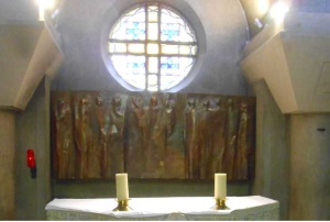 Bas-relief de J. Touret représentant l'Ascension et contenant le tabernacle de la chapelle de la Sainte-Famille (© Jérôme Bohl).